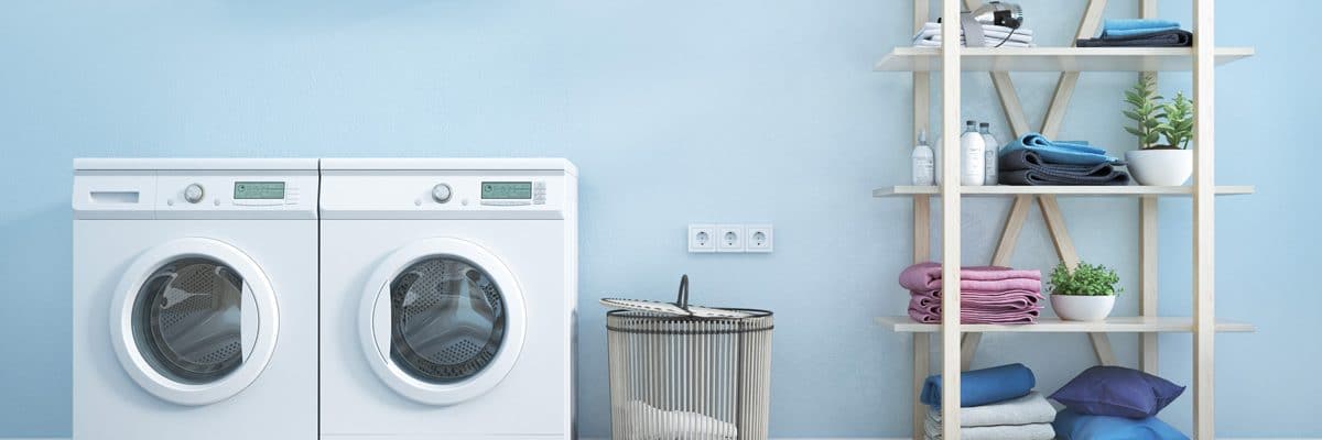 un buanderie bleue avec un sèche-linge, une machine à laver et du linge séché