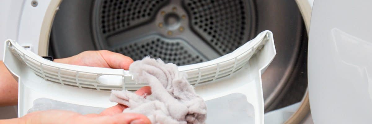 Le filtre du sèche-linge est rempli de fibres textiles et de peluches