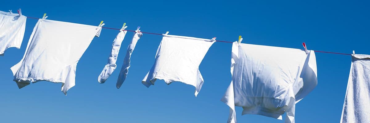 Du linge blanc en train de sécher au soleil