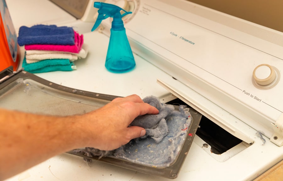 Il est nécessaire de bien nettoyer le filtre à peluches du sèche-linge