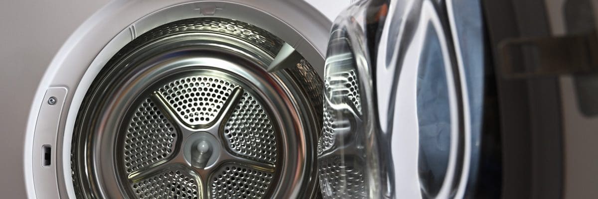 La porte ouverte sur le tambour d'un sèche linge condensation