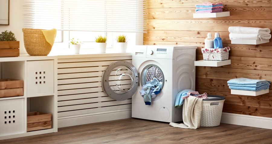 une belle salle de bains en bois avec une machine à laver neuve