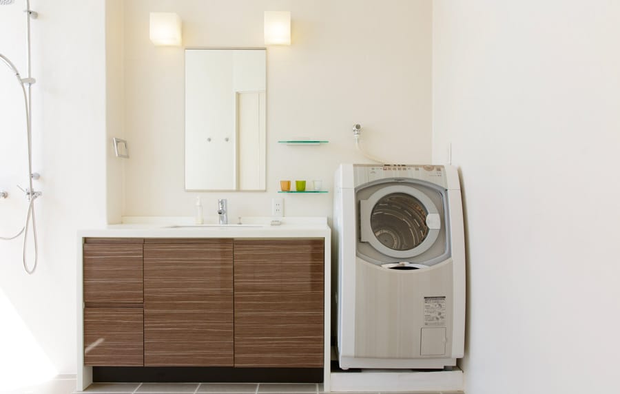 un sèche-linge dans une salle de bains